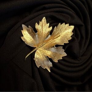 Vintage gold tone maple leaf brooch